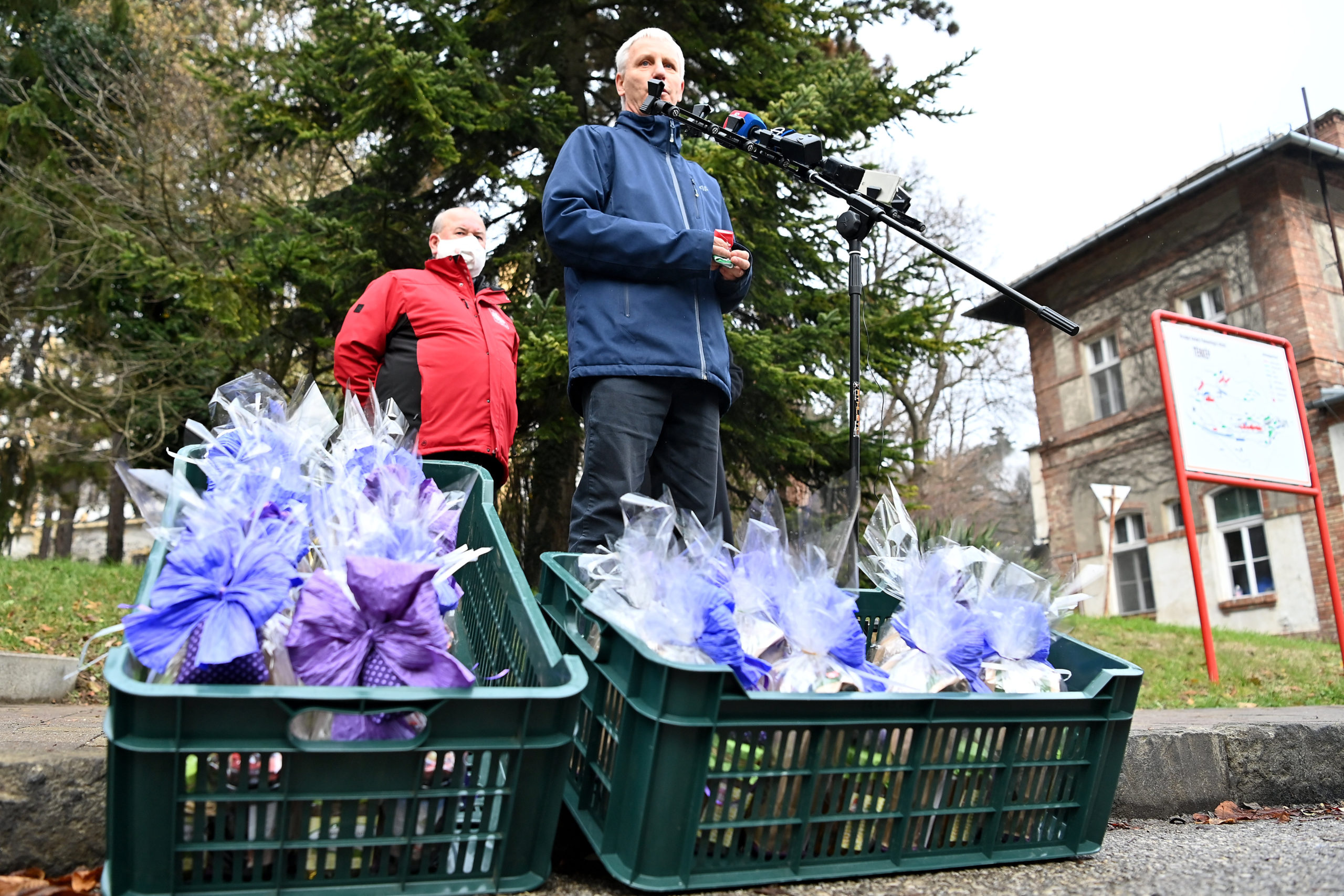 Ajándékcsomagokat kaptak a pulmonológiai intézet dolgozói