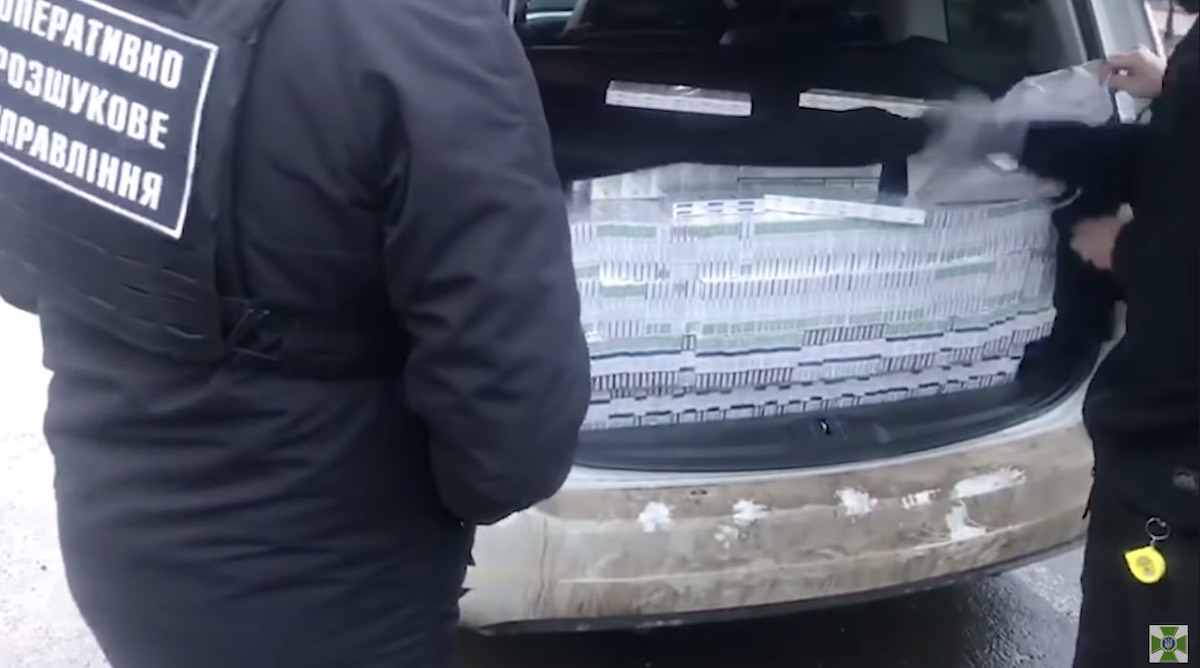 Videón, ahogy csempészcigit találnak a szocialista vezetőnél