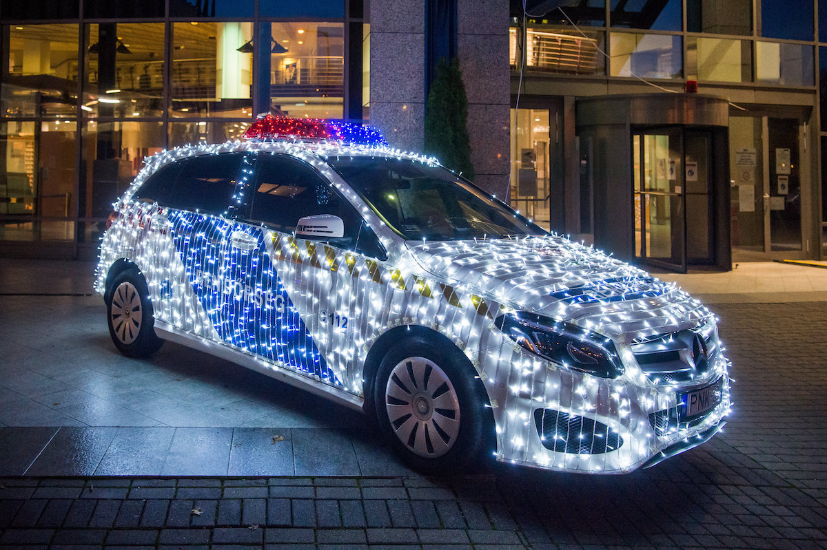 Ünnepi rendőrautó