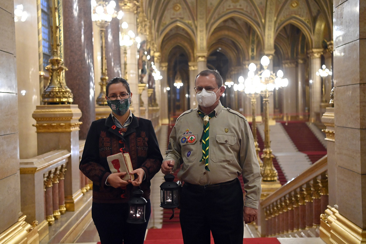 A betlehemi békeláng megérkezett az Országházba