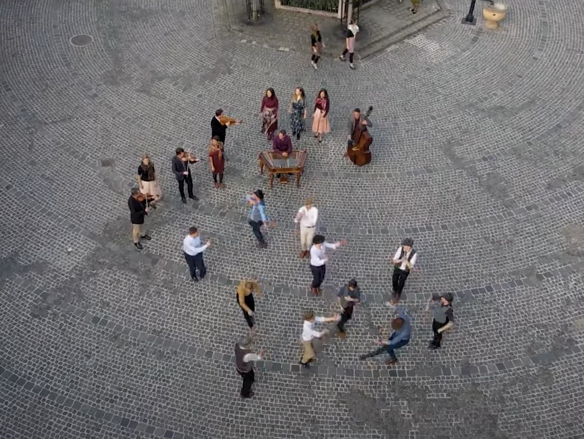 Legényes a macskakövön