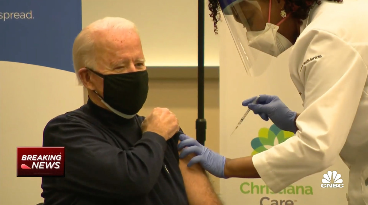 Joe Biden élő adásban adatta be magának a vakcinát