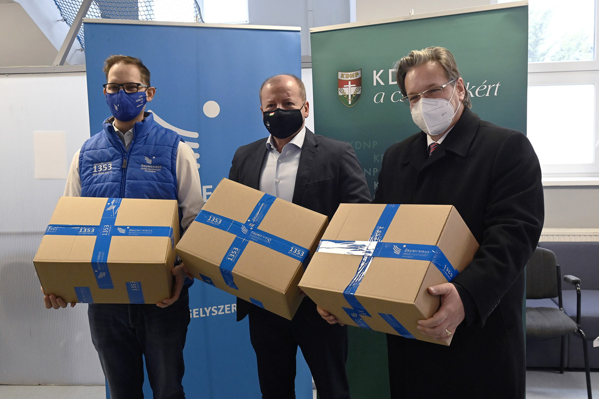 Ajándékcsomagokkal segít rászoruló családoknak a KDNP