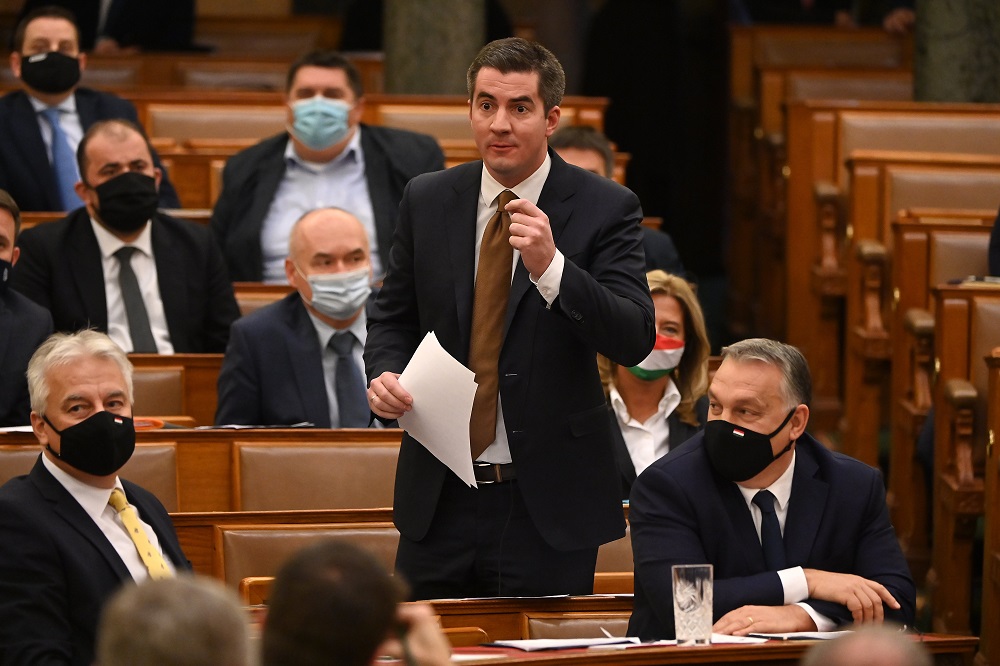 Kocsis Máté: az ellenzék még szégyenkezni is külföldre jár