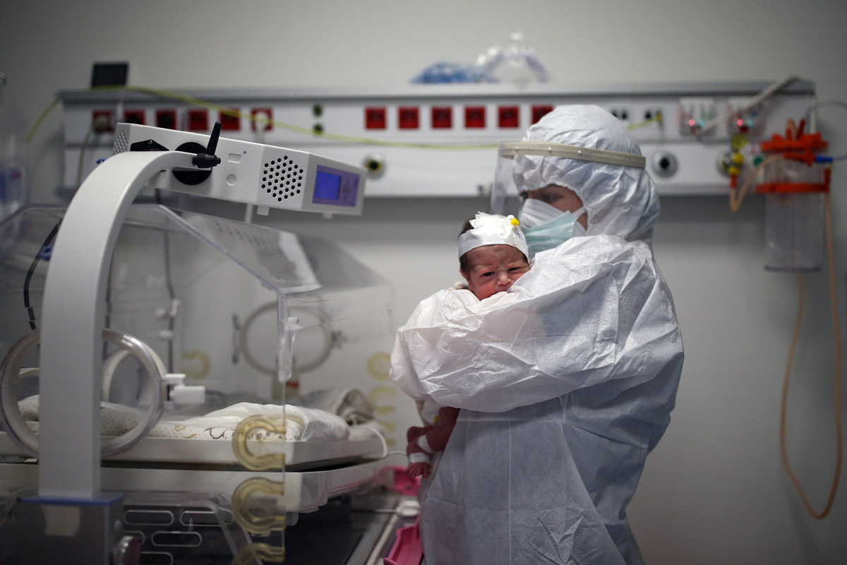 Koronavírusos csecsemő egy török nővér karjaiban