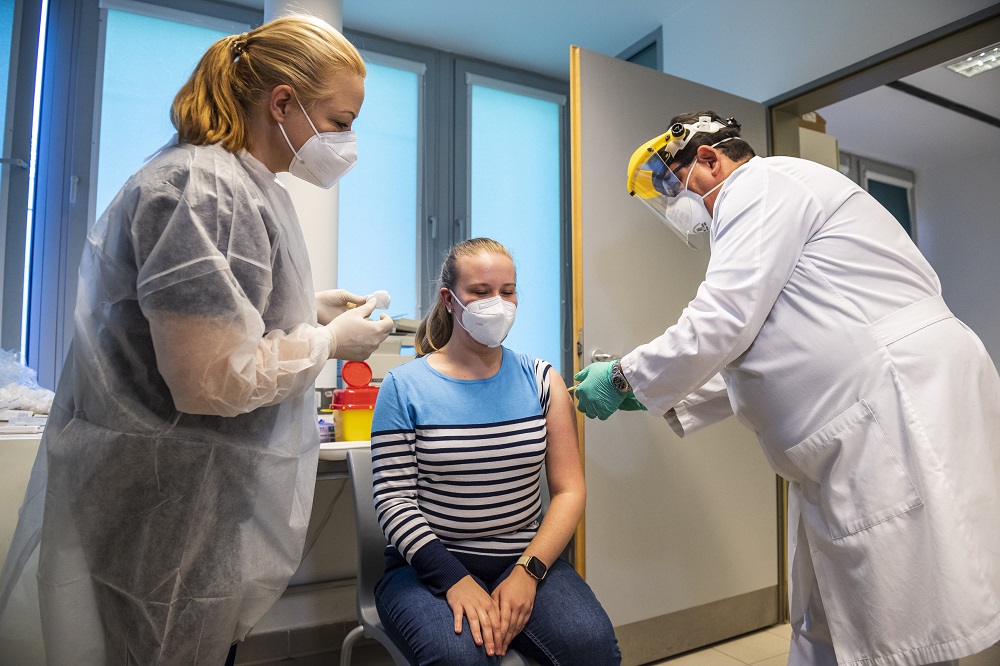 Százharminckét egészségügyi dolgozót oltottak be szombaton