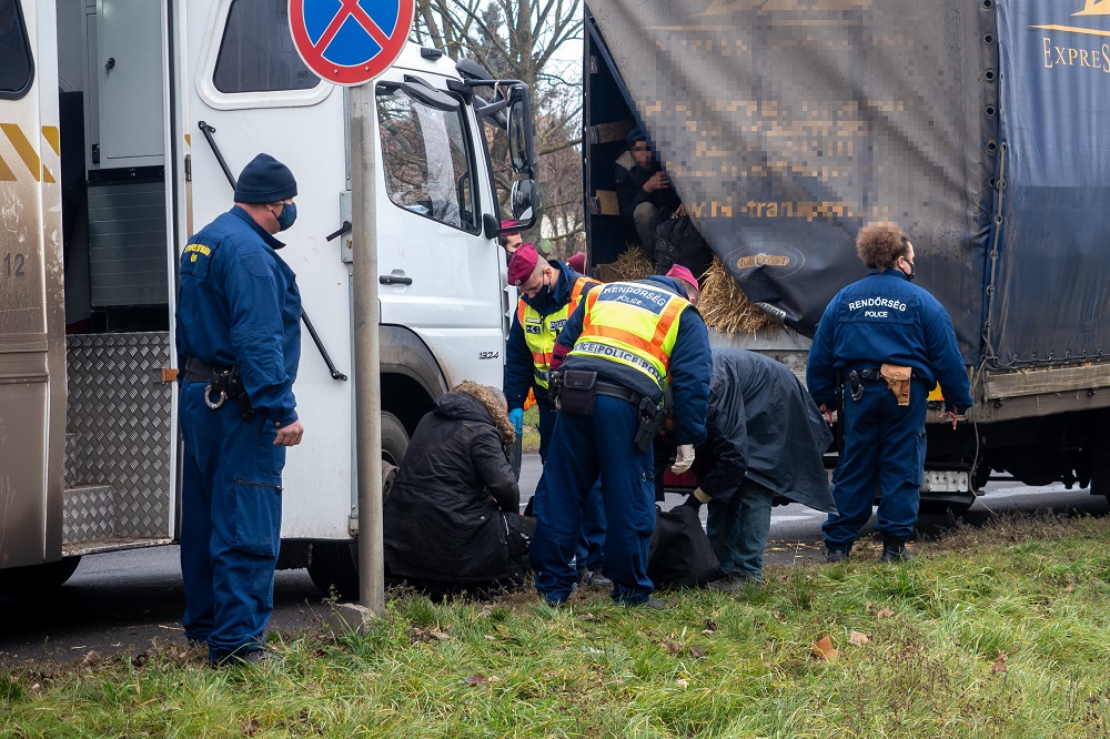 Elfogtak ötvenkilenc migránst és a román embercsempészüket Kiskunhalason