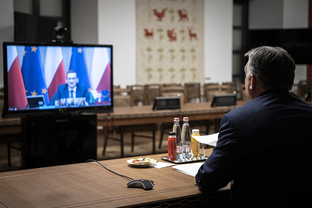 A jog köntösébe bújva