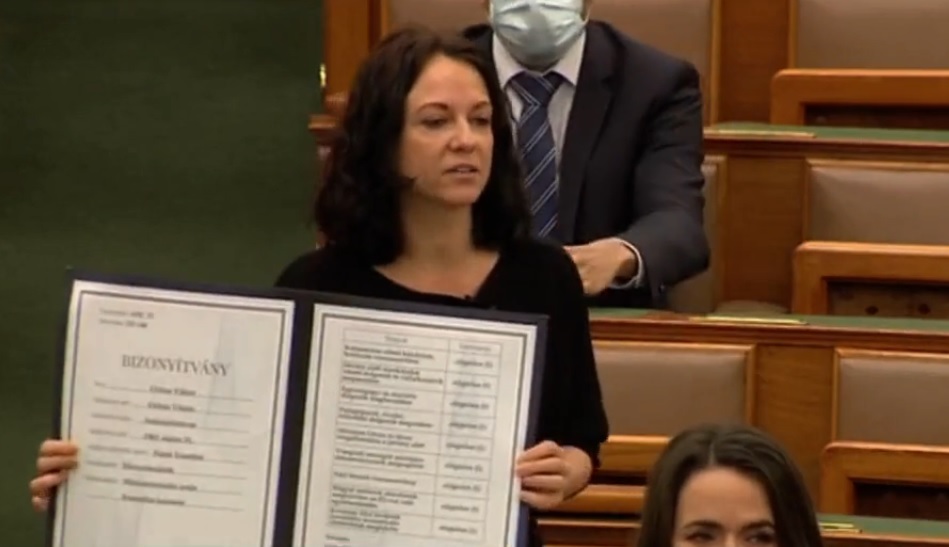 Vérben forgó szemekkel vitt bizonyítványt Orbán Viktornak Szabó Tímea