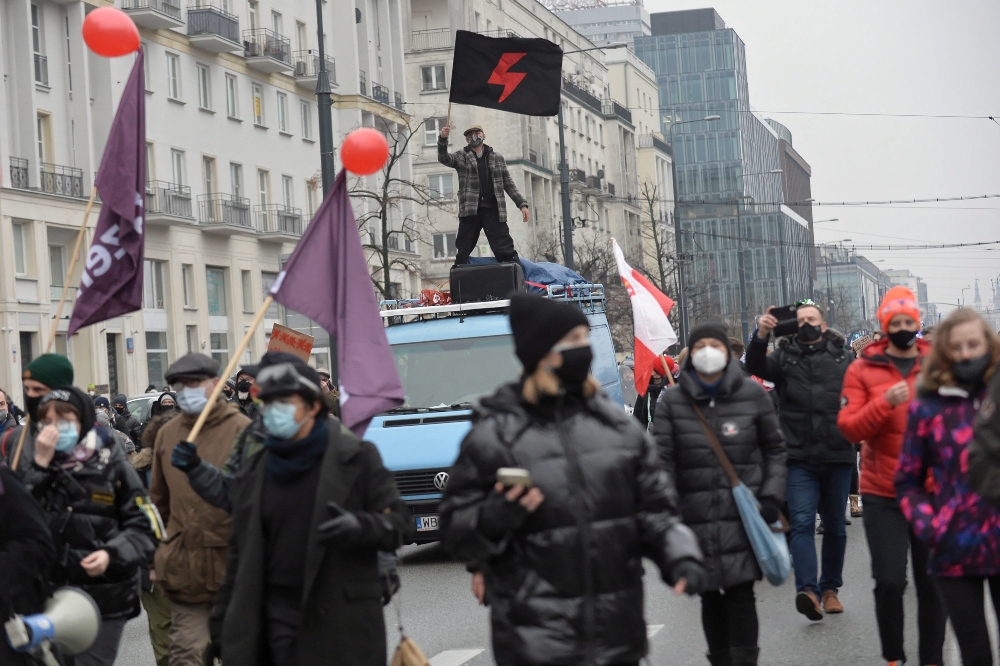Feminista és covidellenes tüntetések Lengyelországban