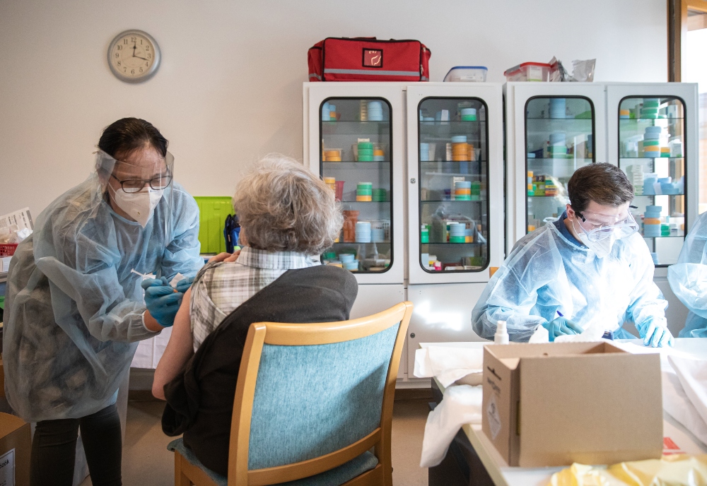 Megkezdődik a legveszélyeztetettebb idősek beoltása