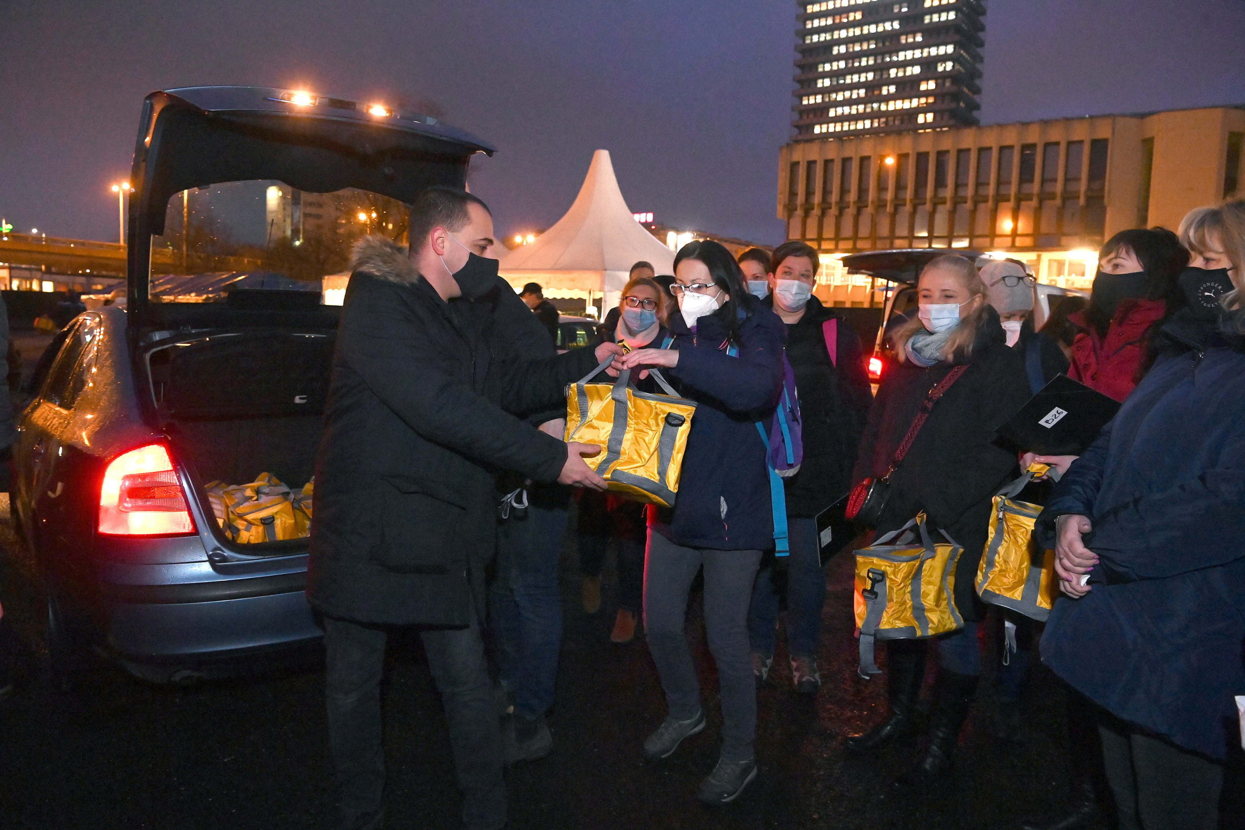 Fülöp Attila: a következő három napban 1845 szociális intézménybe jut el a vakcina