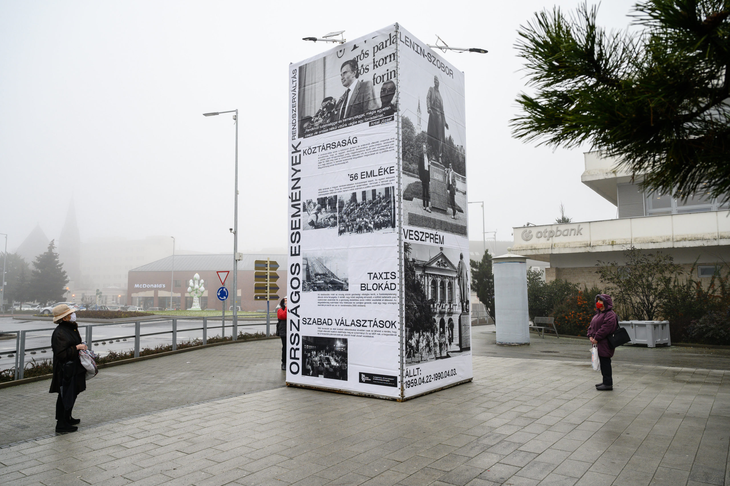 Átadták a rendszerváltoztatás időszakát felidéző installációt Veszprémben