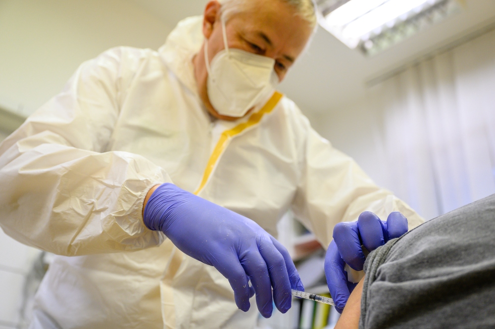 Folytatódik az oltás az idősotthonokban