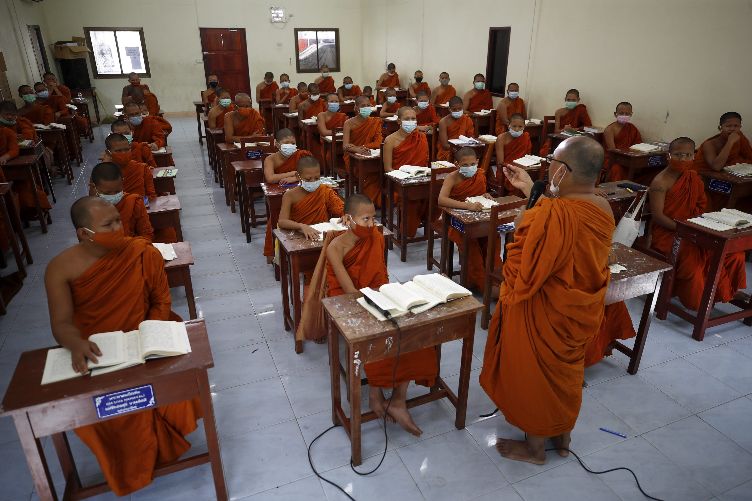 A nap képe: Buddhista szerzetesjelöltek védőmaszkban