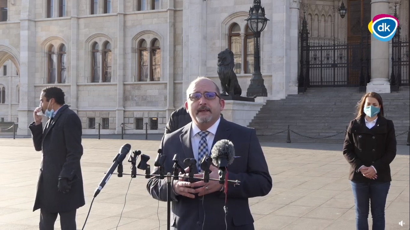 Amíg a baloldal üres politikai akciókkal, a kormány a védekezéssel van elfoglalva