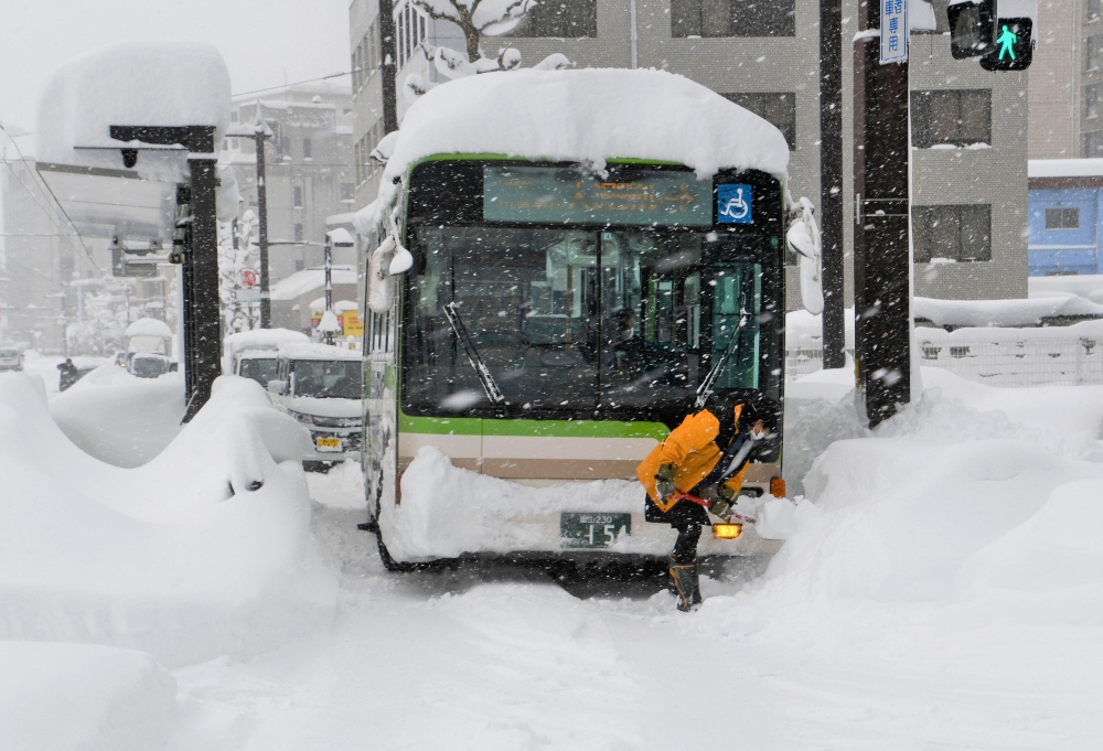 Heves havazás bénította meg Japán nyugati partvidékét