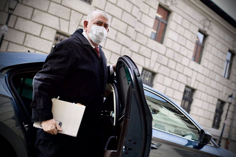 Közel százmilliárd az alapellátásban dolgozók béremelésére