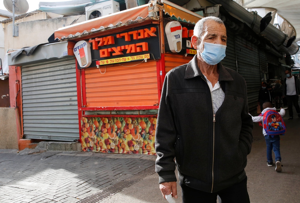 Izraelben zárt terekben ismét kötelező a maszkviselés