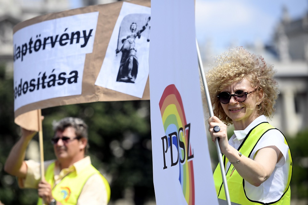 Beoltást és digitális munkarendet követel a kormánytól a szakszervezet