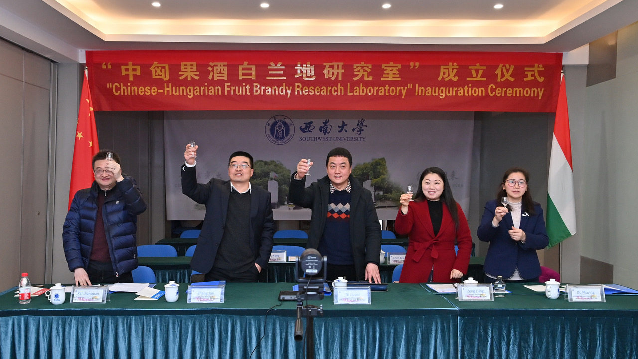 Magyar pálinkakutató Kínában