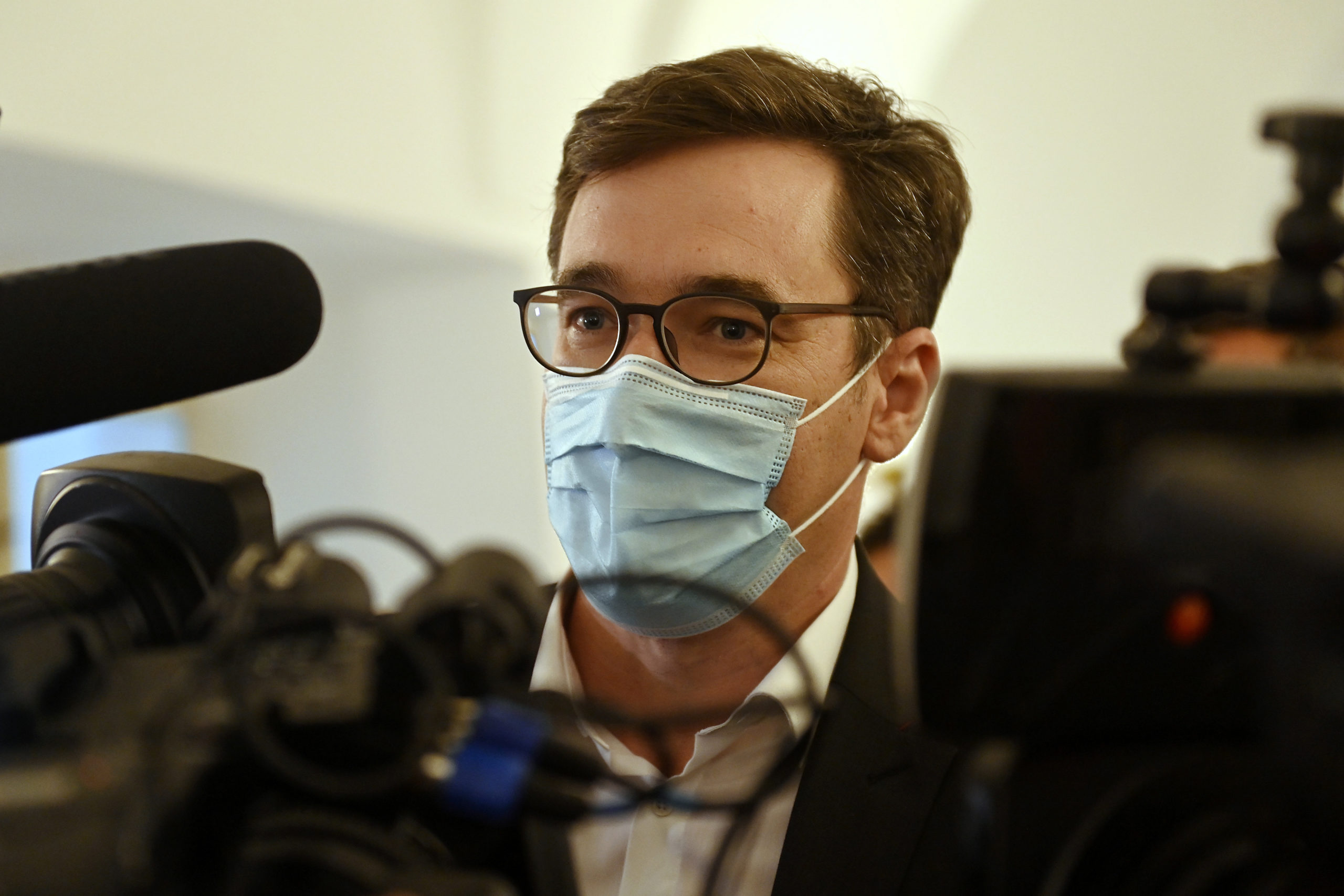 Karácsony arra kéri a budapestieket, bízzanak az oltóanyagban