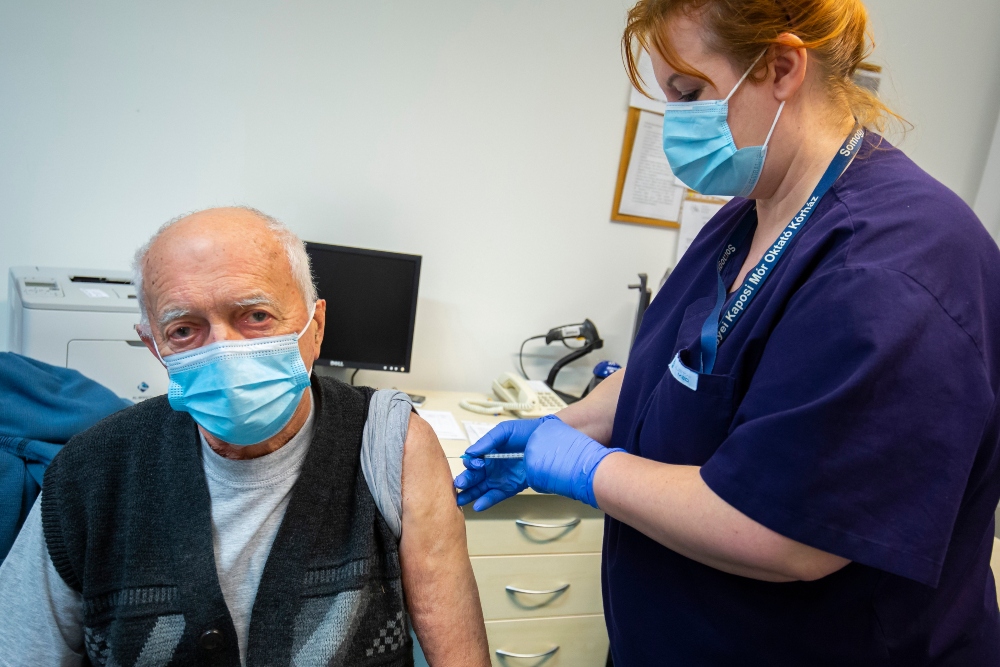 Folytatódik a regisztrált szépkorúak beoltása országszerte