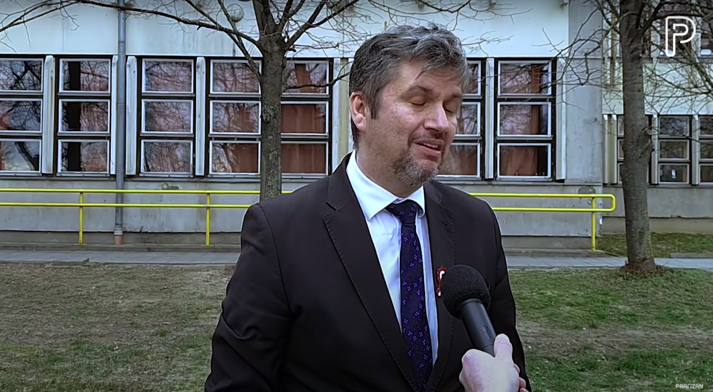 Hadházy a benzinpénz és a fizetés miatt tenné le az esküt