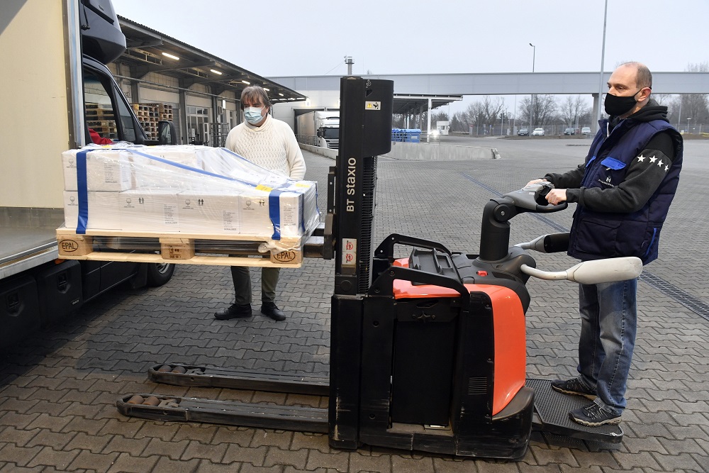 Megérkezett az első szállítmány az oxfordi AstraZeneca-vakcinából