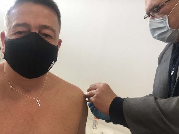 Bayer Zsolt megkapta a Sinopharm-vakcina első dózisát