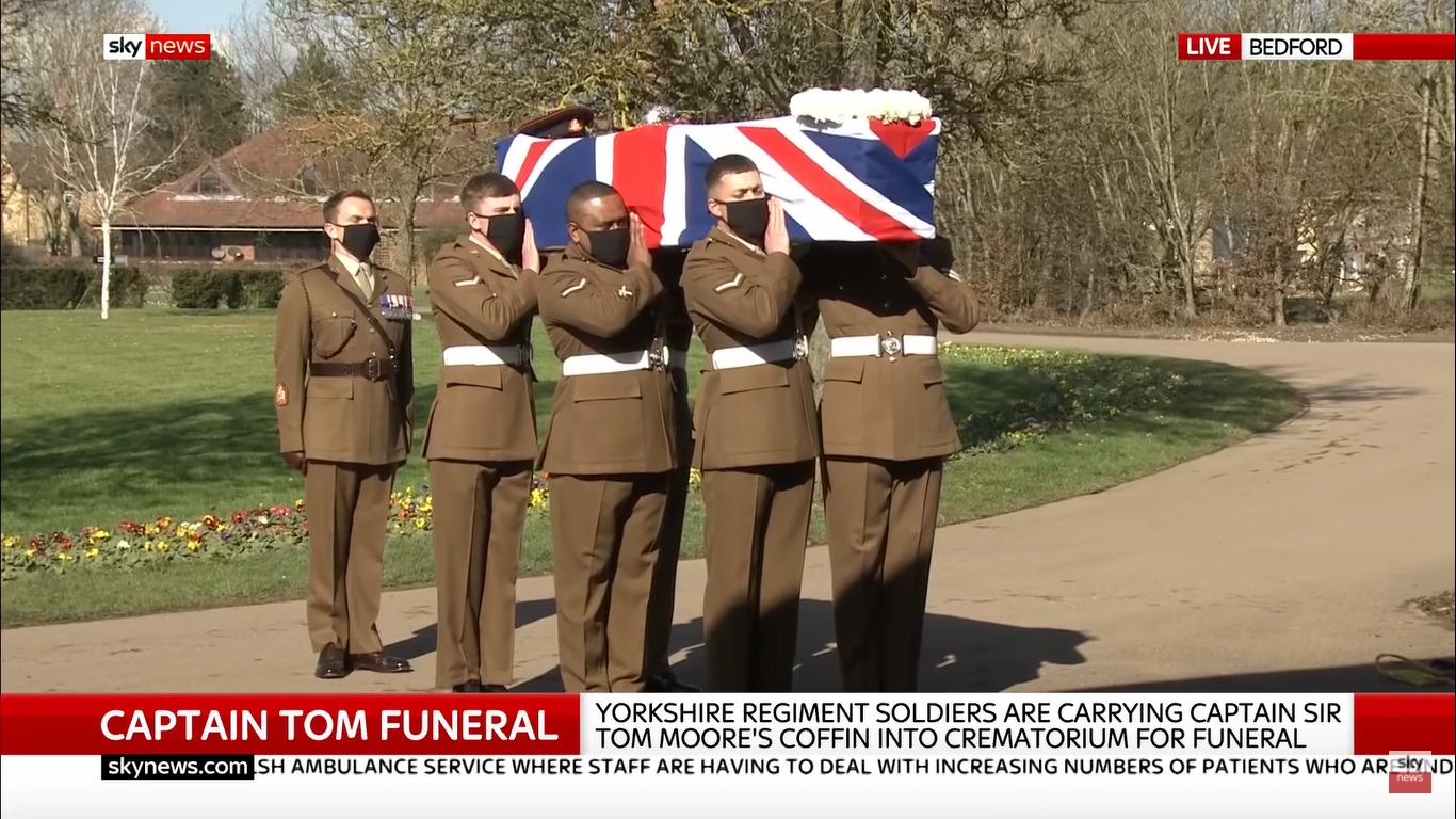 Végső búcsút vettek Sir Tom Moore-tól, a brit hadsereg veteránjától