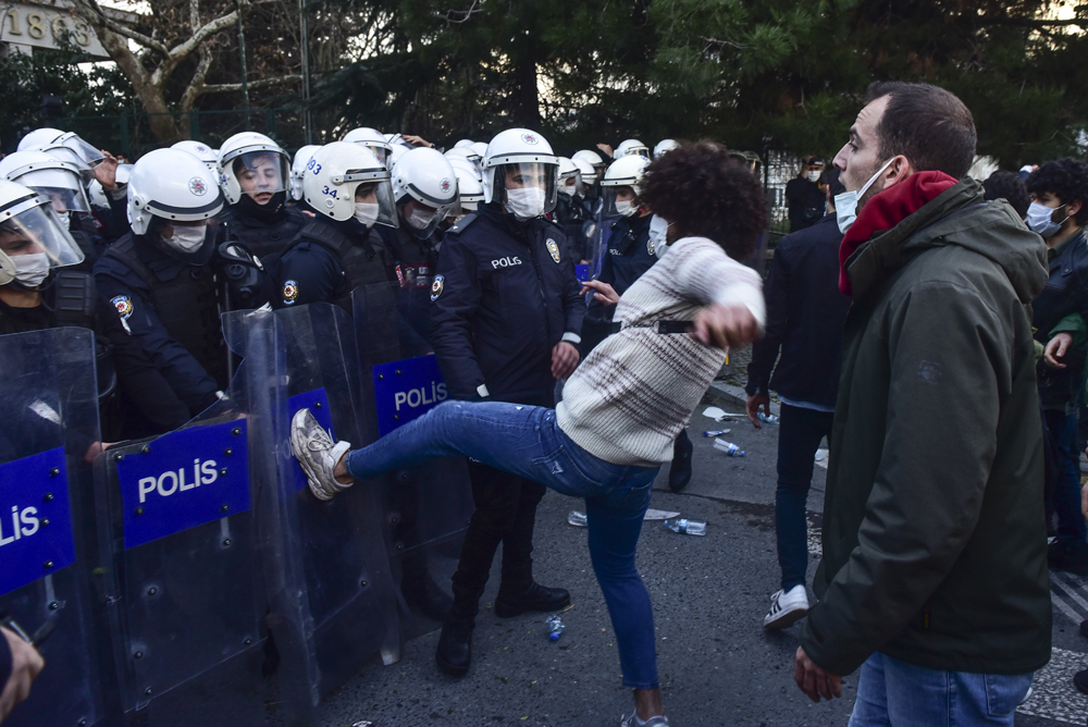 „LMBT-perverzekről” írt a török belügyér, a Twitter nem hagyta szó nélkül