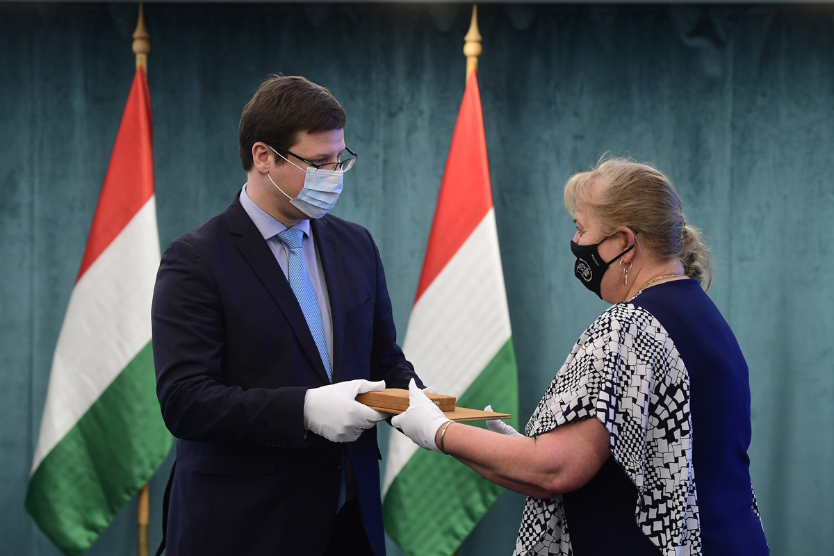 Gulyás Gergely értékteremtő közösségeknek adott át díjat