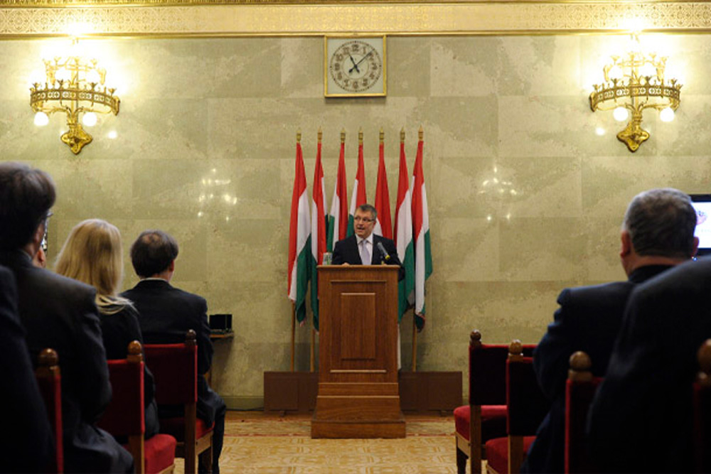 Magyarországnak meg kell lovagolnia az új évtized hullámait