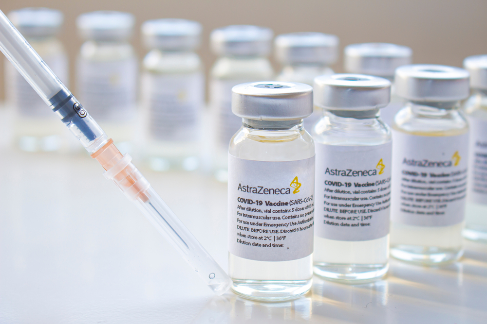 Az AstraZeneca vezetője a vakcinagyártás növelését ígéri