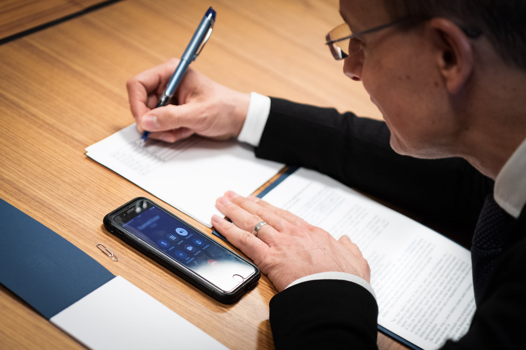 Szijjártó Péter a magyarokat is érintő szigorításról egyeztetett