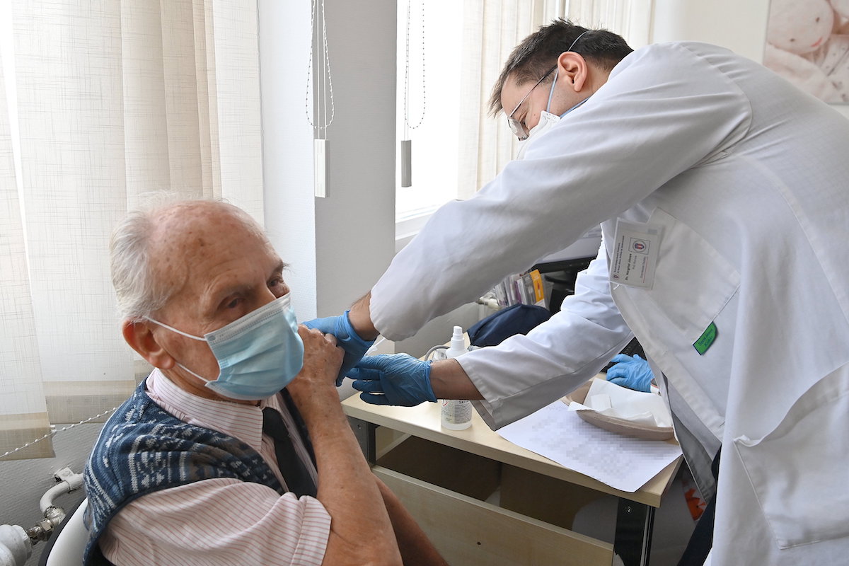 Kiderült, hány embert oltottak be egy nap alatt Magyarországon