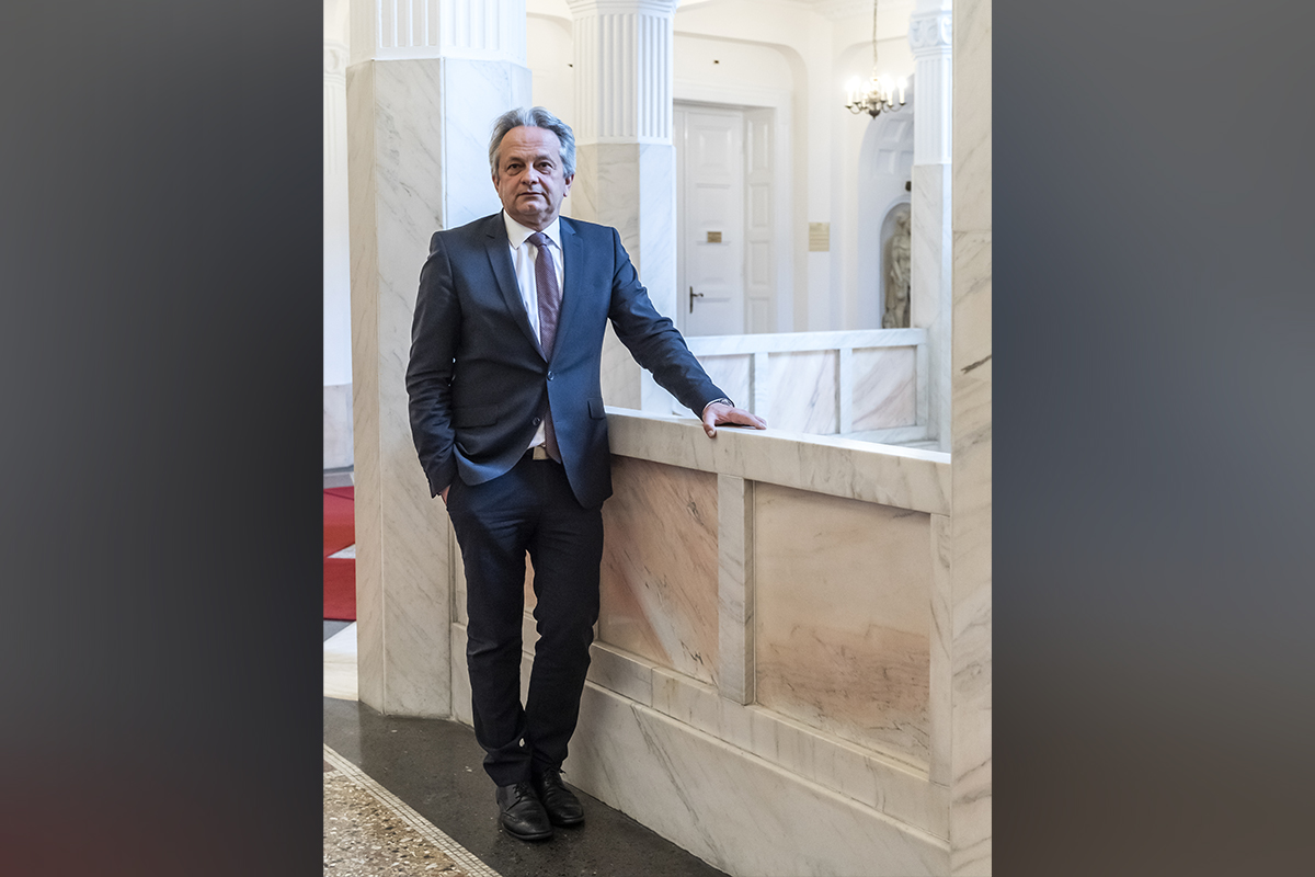 Beruházások és vakcina a kémek fókuszában