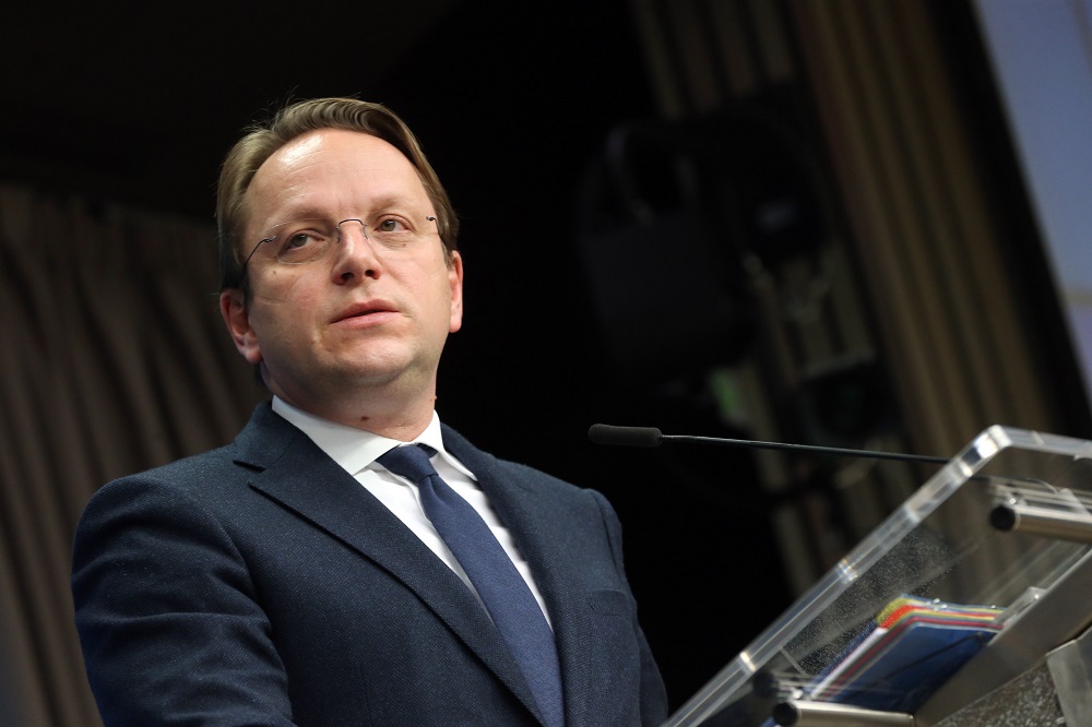 Várhelyi Olivér is felkerült az „Ukrajna ellenségeit” listázó honlapra