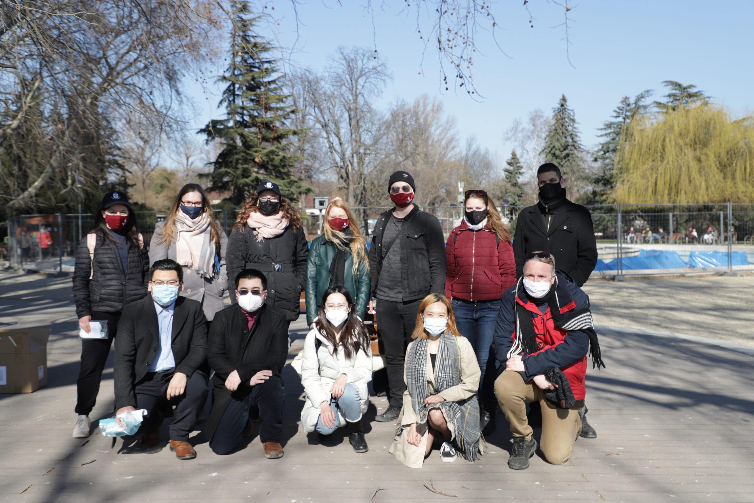 Kínai diákok osztottak maszkot Budapesten