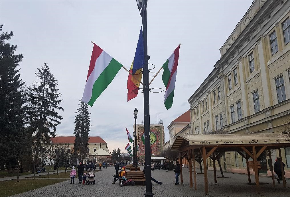 Megbírságolták Sepsiszentgyörgy polgármesterét a kitűzött zászlók miatt
