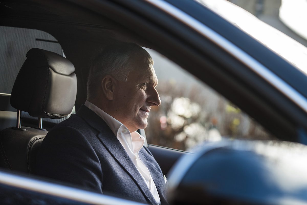 Házi őrizetben lévő oligarcha segíti a baloldalt