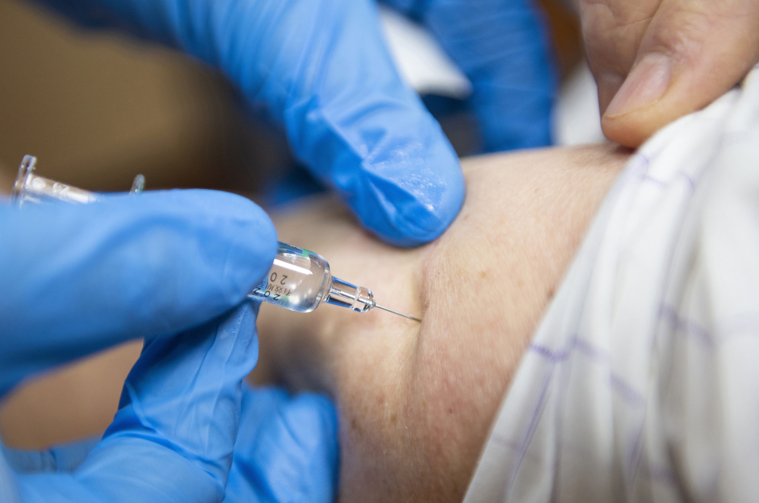 Izer Norbert: az állam mindenkinek ingyenesen biztosítja az oltást