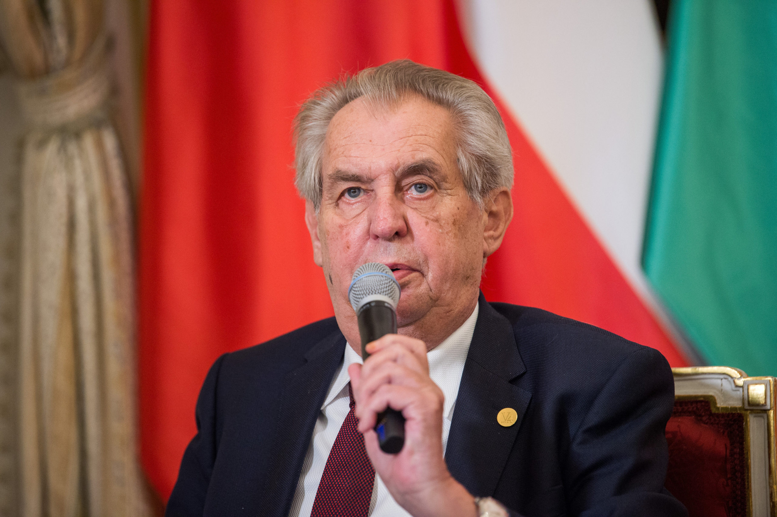 Zeman miniszterek fejét követeli az orosz oltóanyag elutasítása miatt