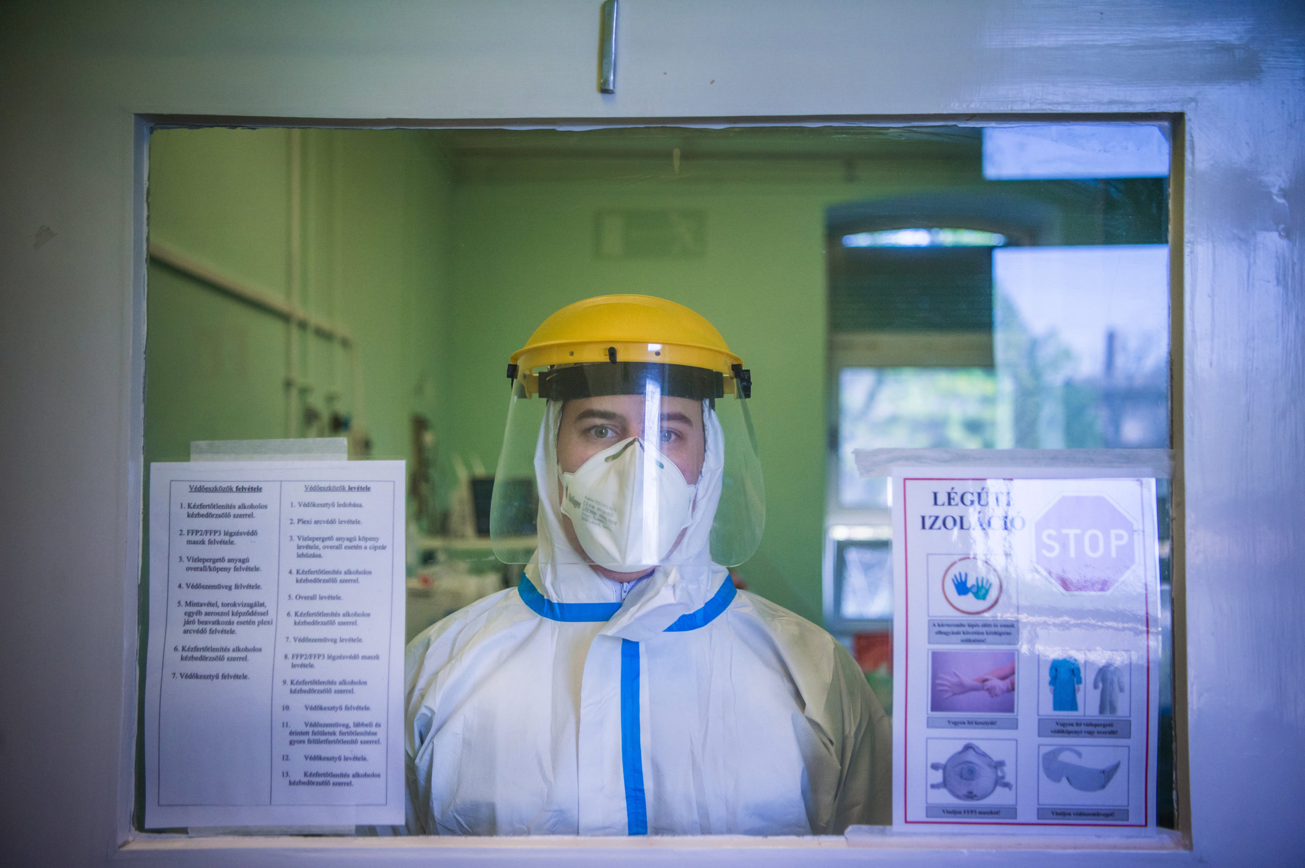 Nagy a terhelés a kórházakon, átirányítják a rezidenseket is