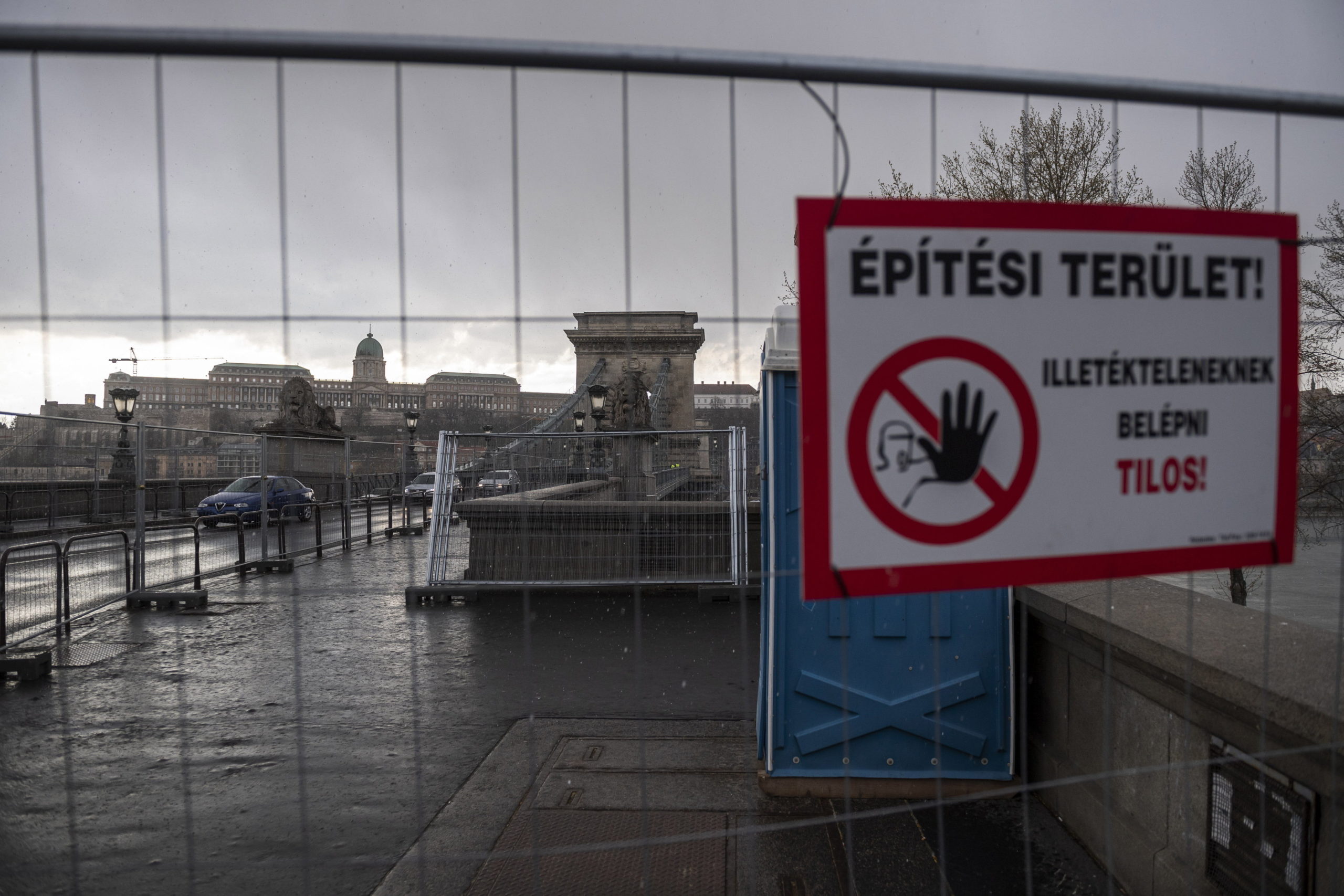 A nap képe: megkezdték a Lánchíd felújítását