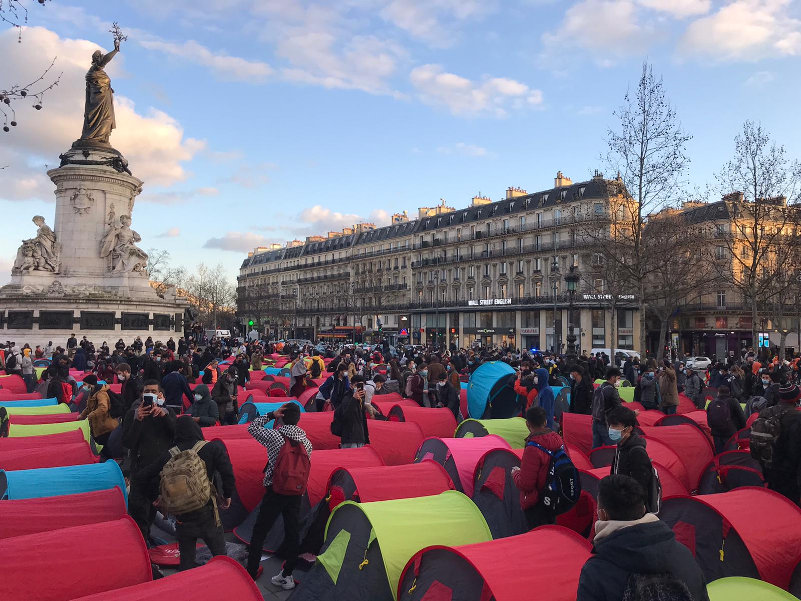 Videó: Migránsperformansz Párizs kellős közepén