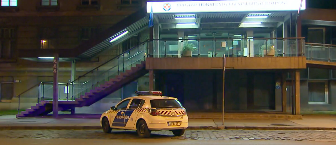 Meghalt a tanárnő, akit egy kínai férfi szurkált meg a Covid-osztályon