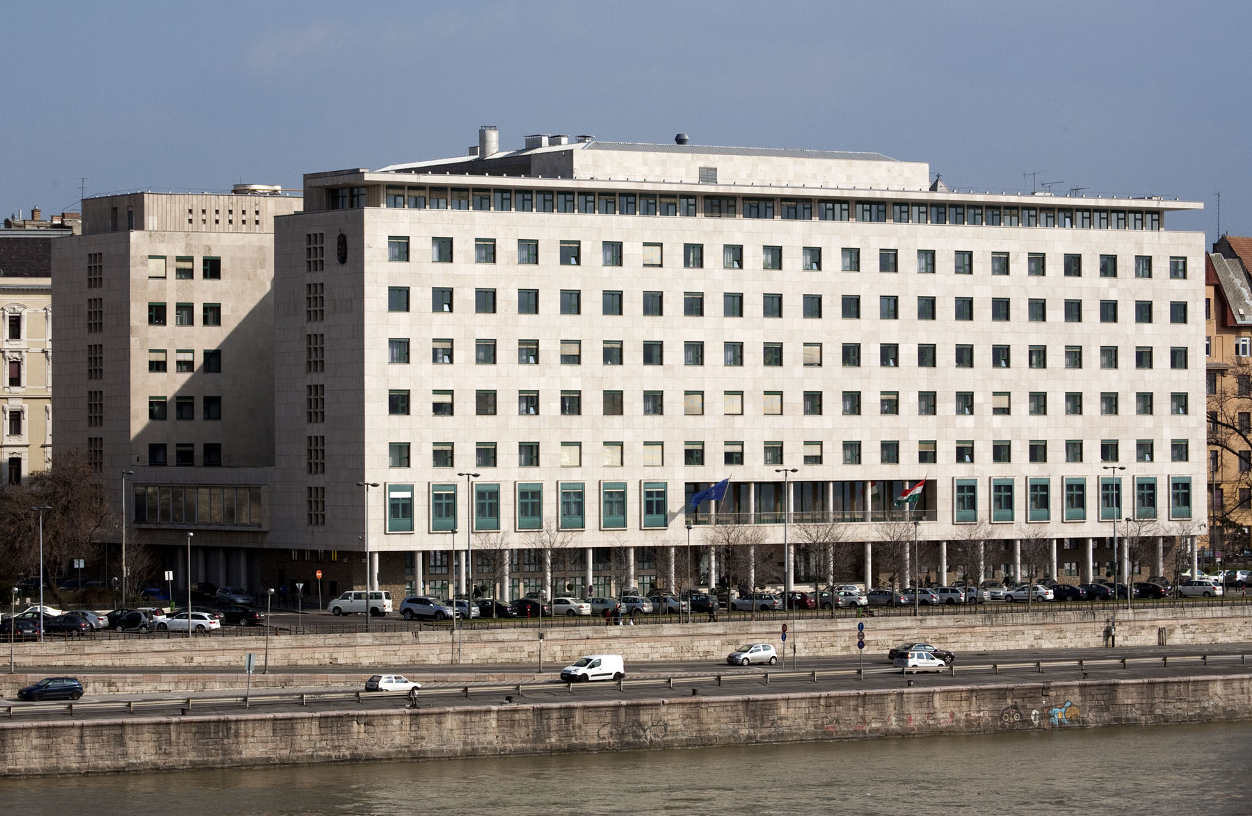 Beindult a jobbikos kezében egy füstgránát a Képviselői Irodaházban