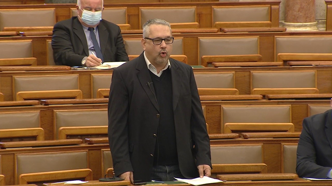 Dömötör Csaba DK-s szabotázs akciókkal, kétszínűséggel szembesítette Aratót